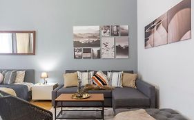 Spacious & Cozy Downtown Apartment With Balcony